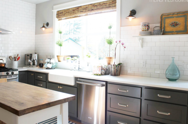 Dapur dengan tirai bambu sebagai penutup jendela